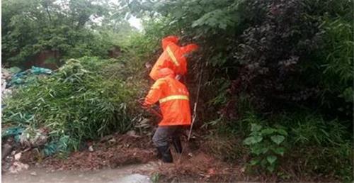 暴雨中的公路养护工
